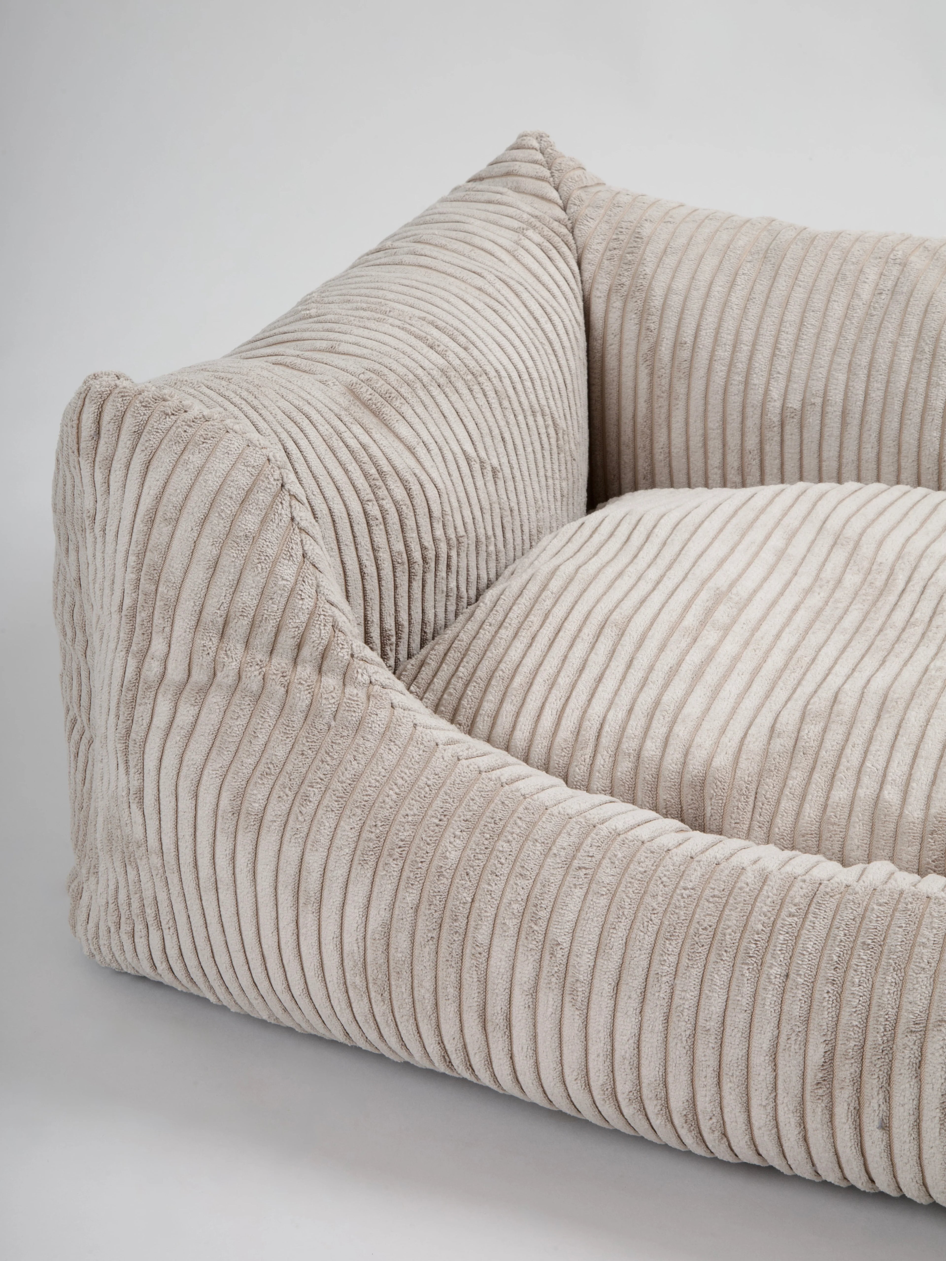 OSCAR Velvet Dog Bed Cappuccino