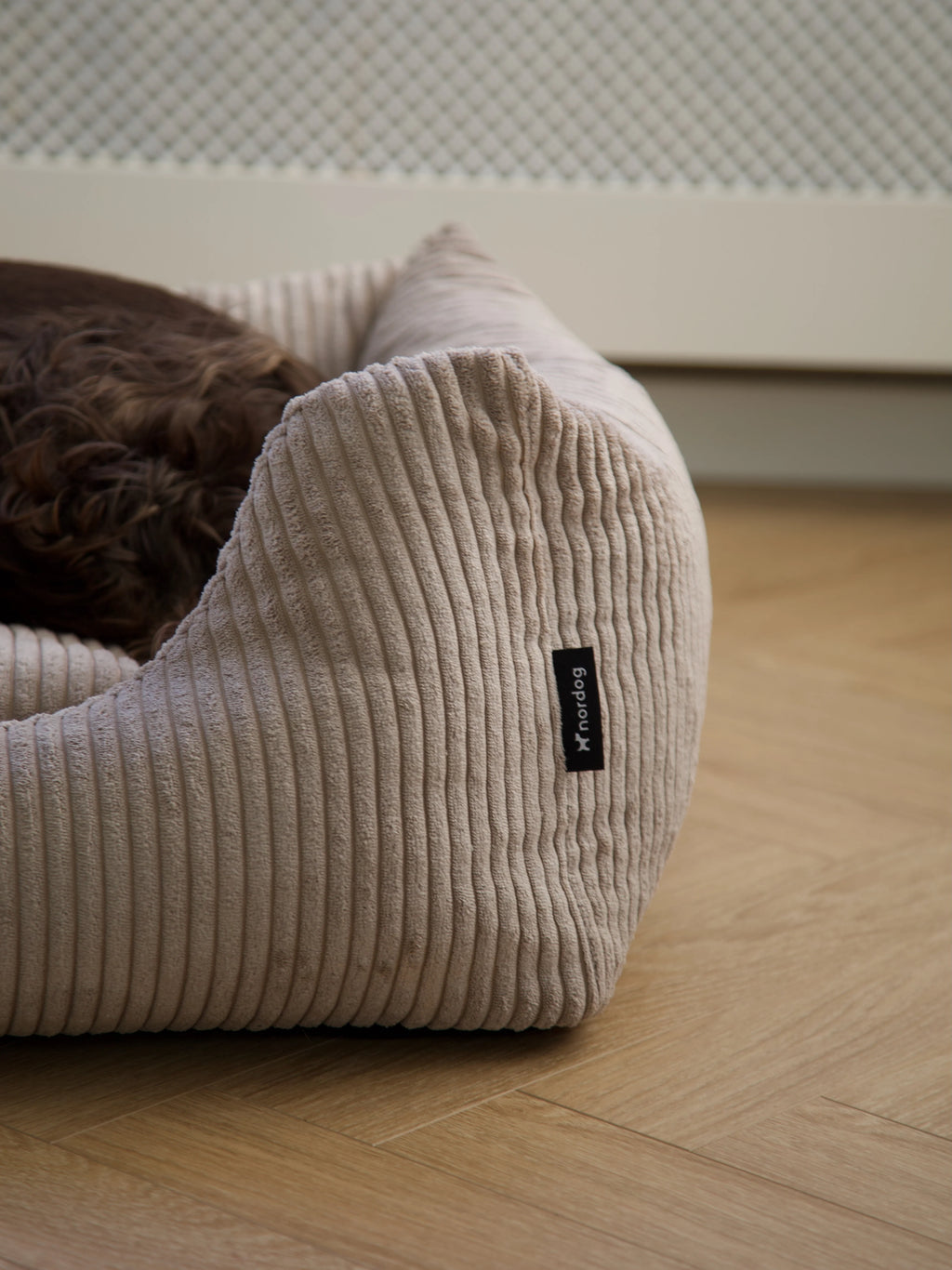 OSCAR Velvet Dog Bed Cappuccino