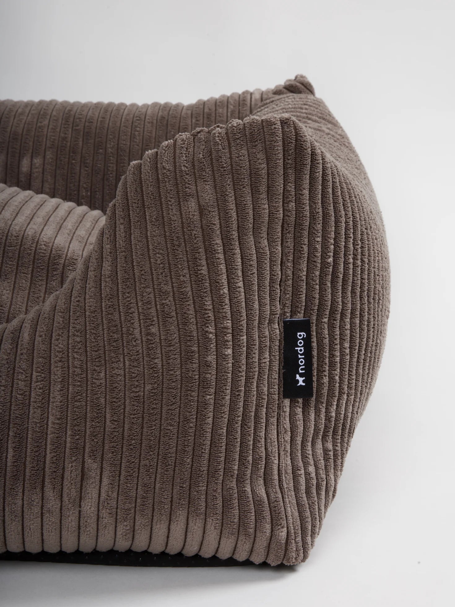 OSCAR Velvet Dog Bed Mocca