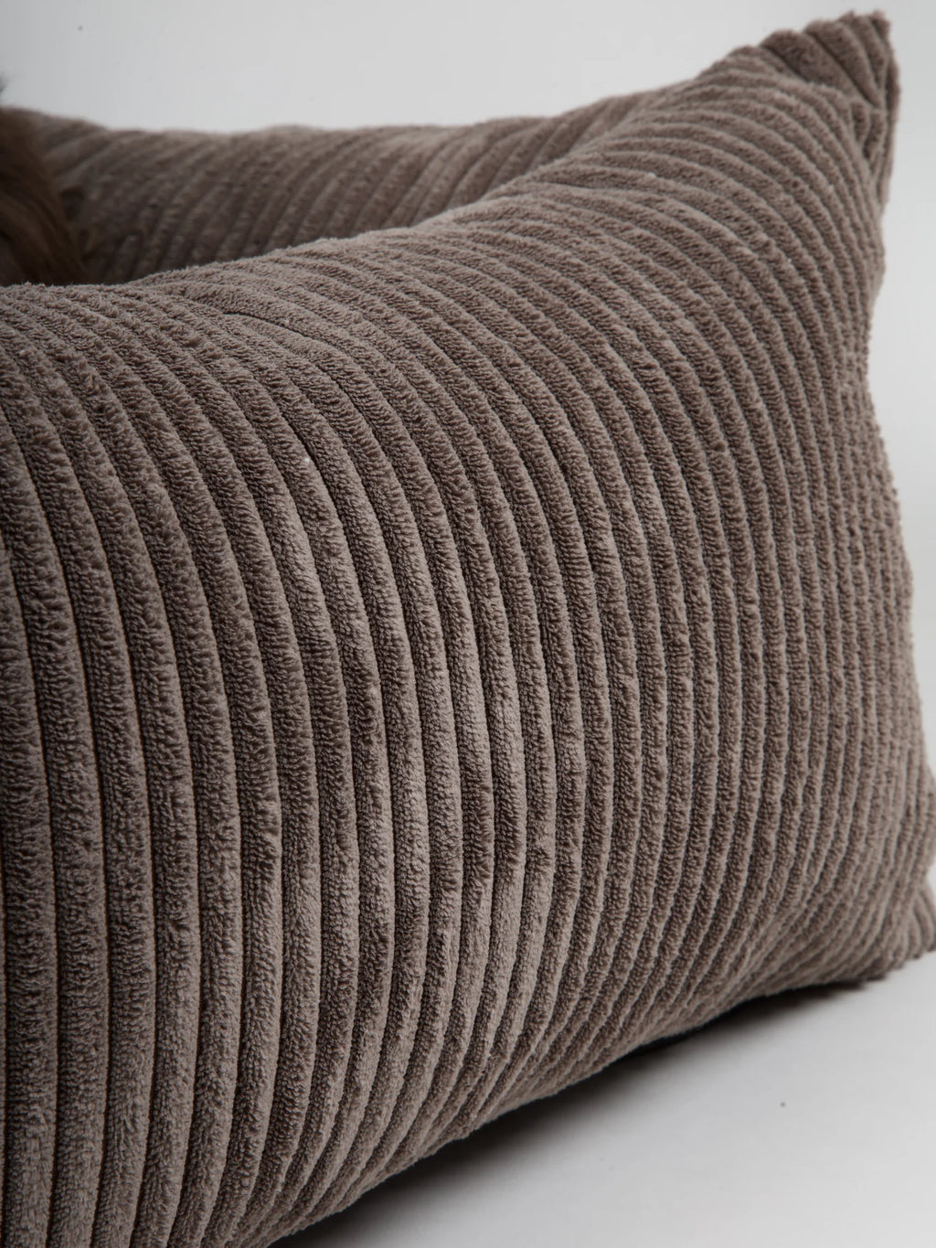 OSCAR Velvet Dog Bed Mocca
