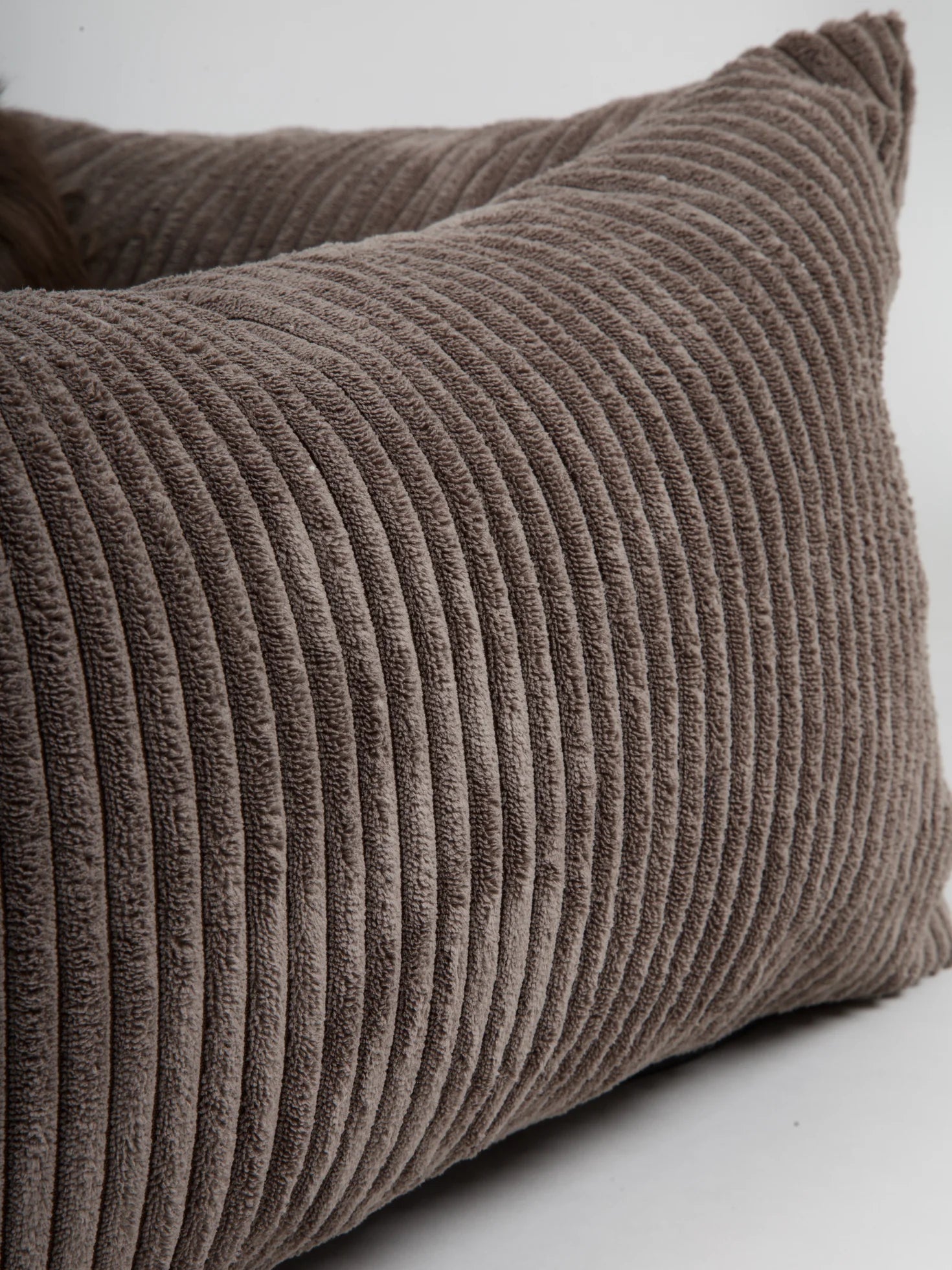 OSCAR Velvet Dog Bed Mocca