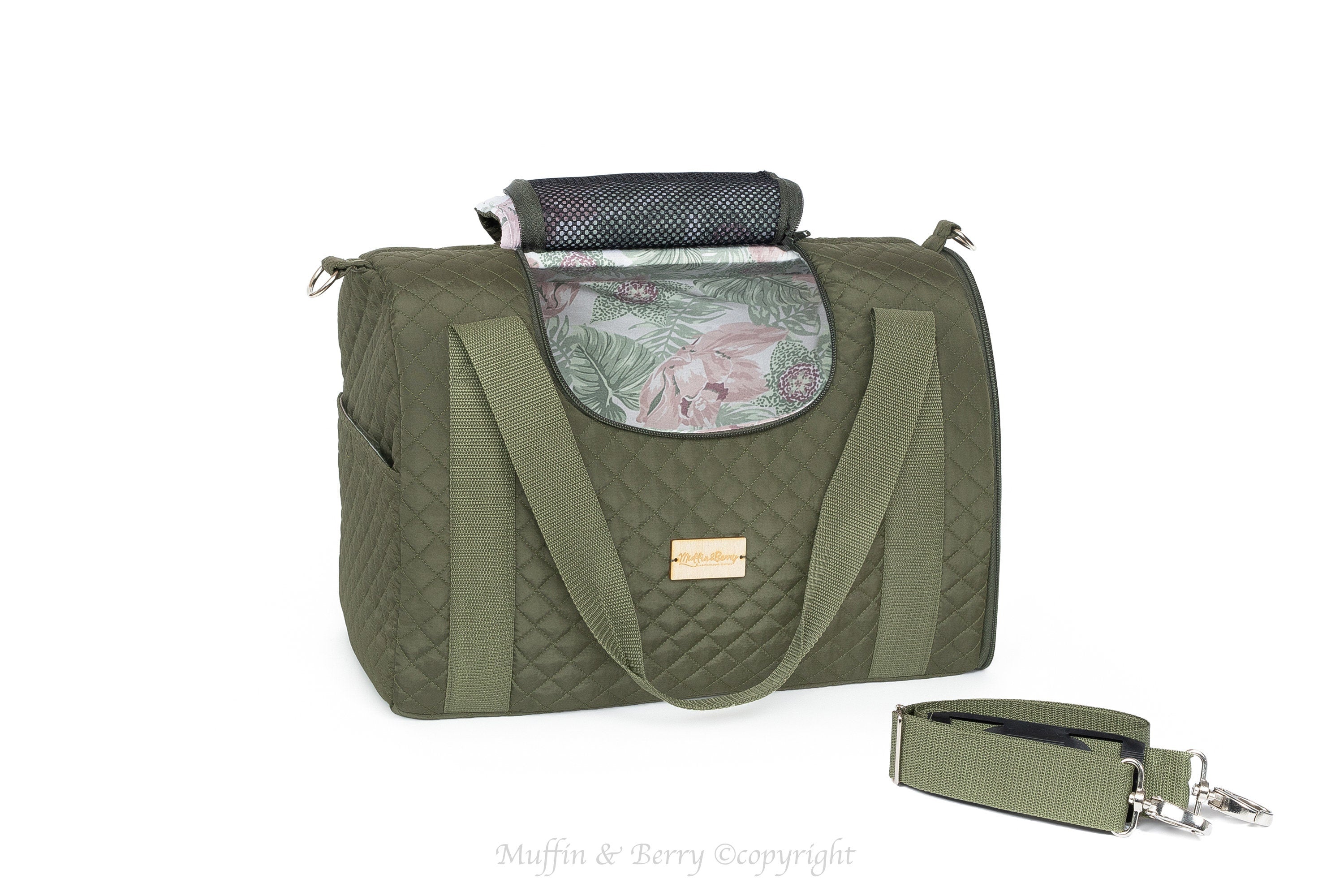Enclosed Travel Pet Carrier with Waterproof Base
